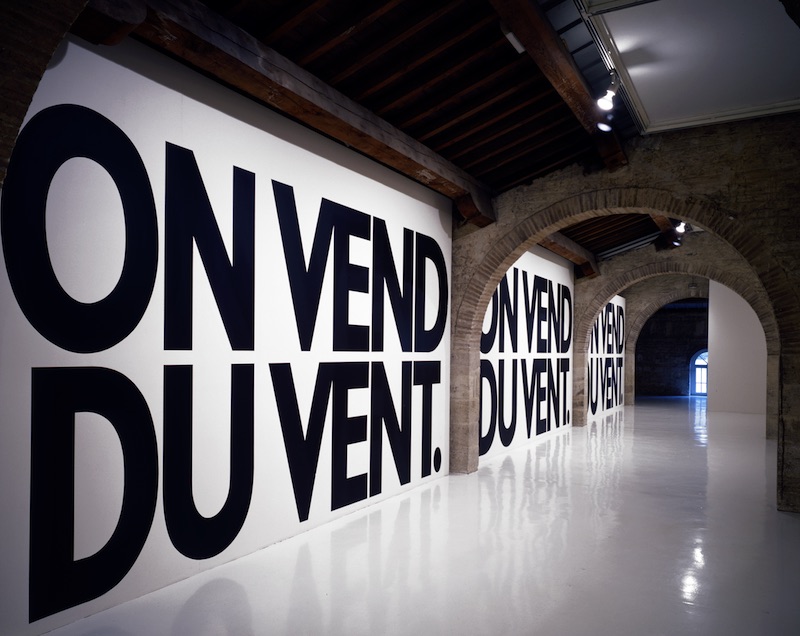 Haim Steinbach, "on vend du vent," 1988, courtesy CAPC musée d’art contemporain de Bordeaux